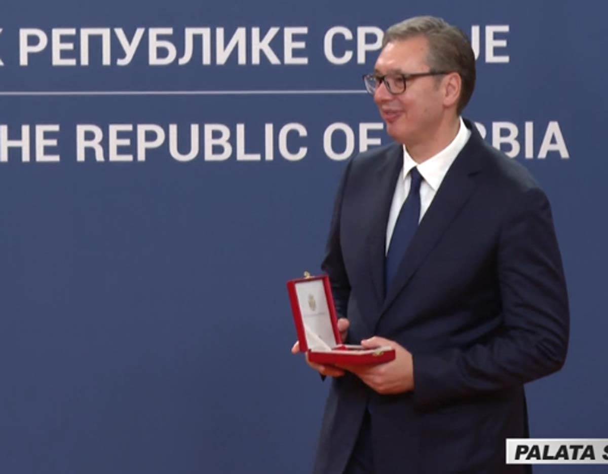 Aleksandar Vučić uručuje odlikovanja 8.jpg