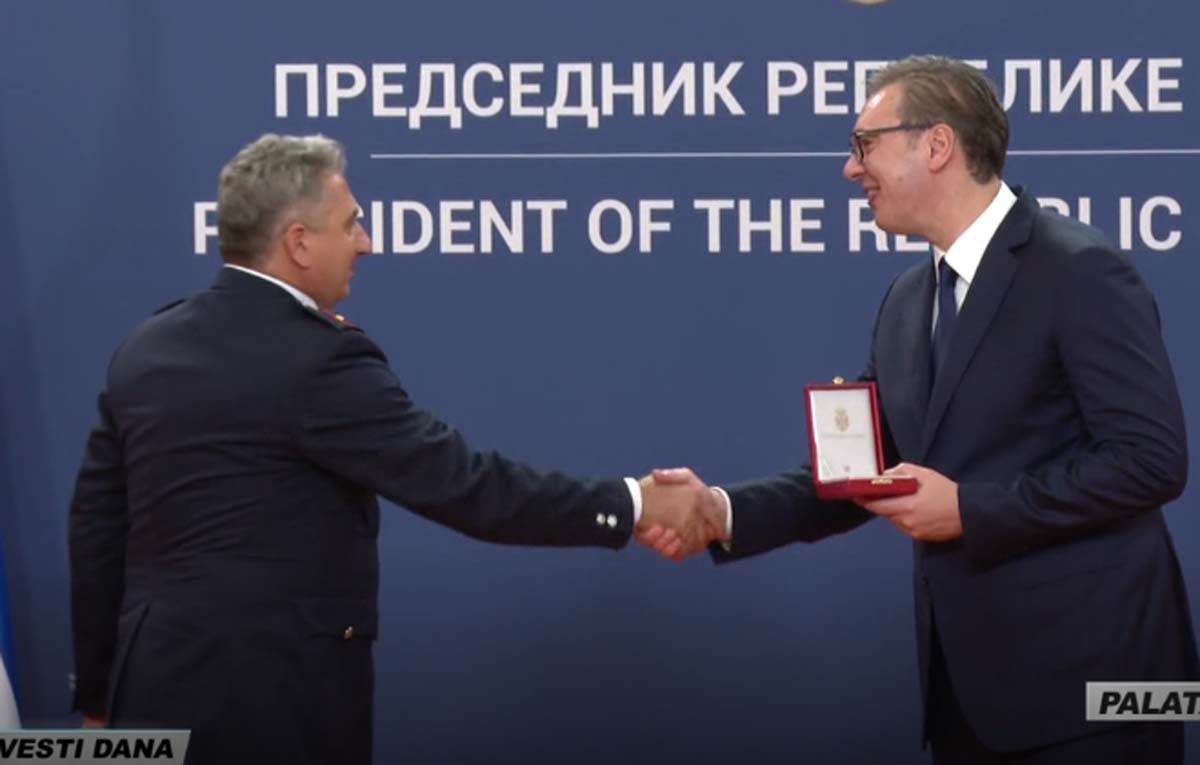 Aleksandar Vučić uručuje odlikovanja 9.jpg