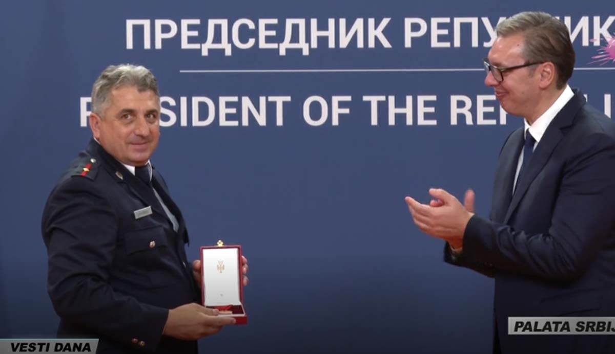Aleksandar Vučić uručuje odlikovanja 10.jpg