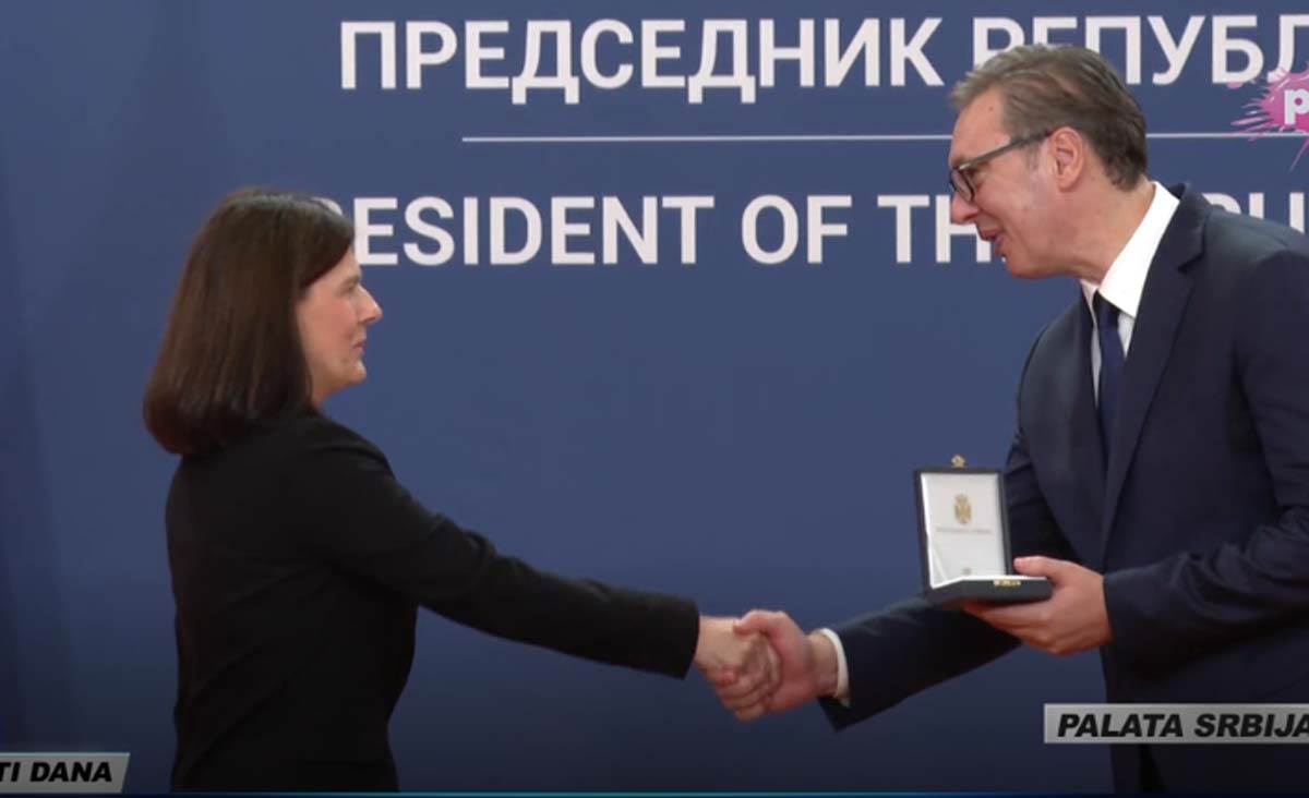 Aleksandar Vučić uručuje odlikovanja 11.jpg