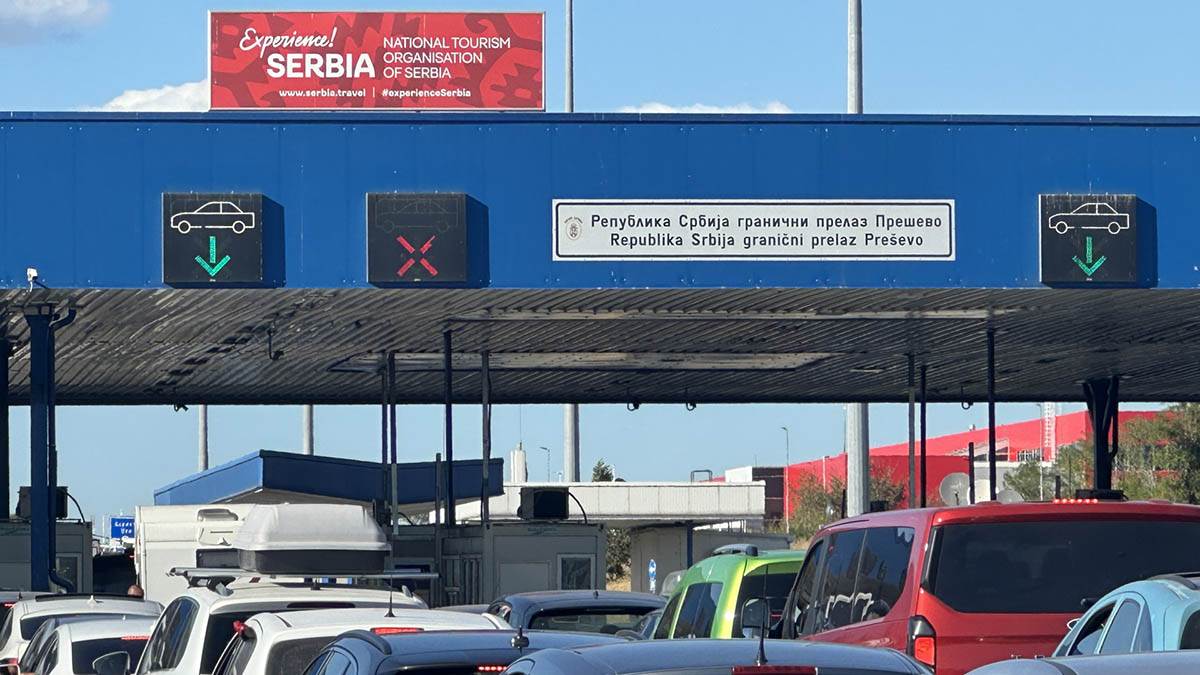 Kilometarske kolone na Preševu (2).jpg