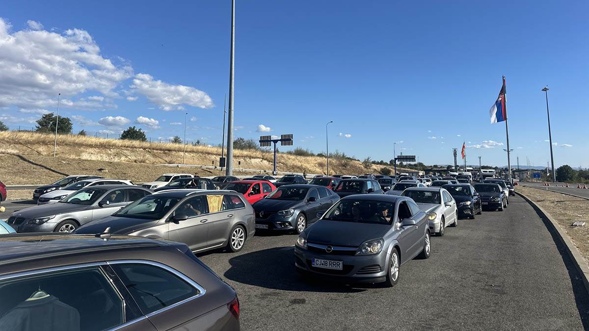 Kilometarske kolone na Preševu (3).jpg