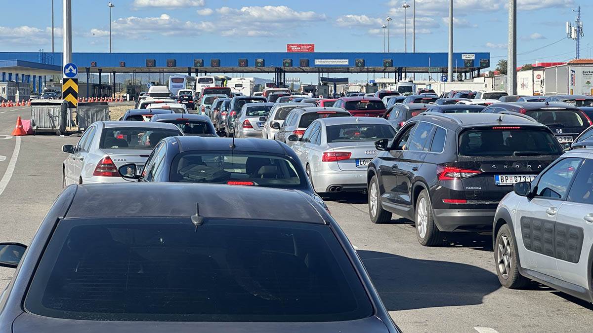 Kilometarske kolone na Preševu (4).jpg