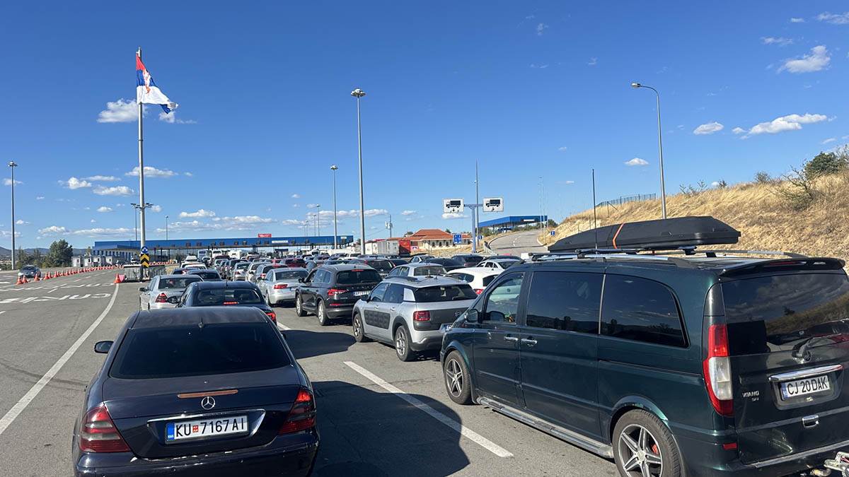 Kilometarske kolone na Preševu (5).jpg