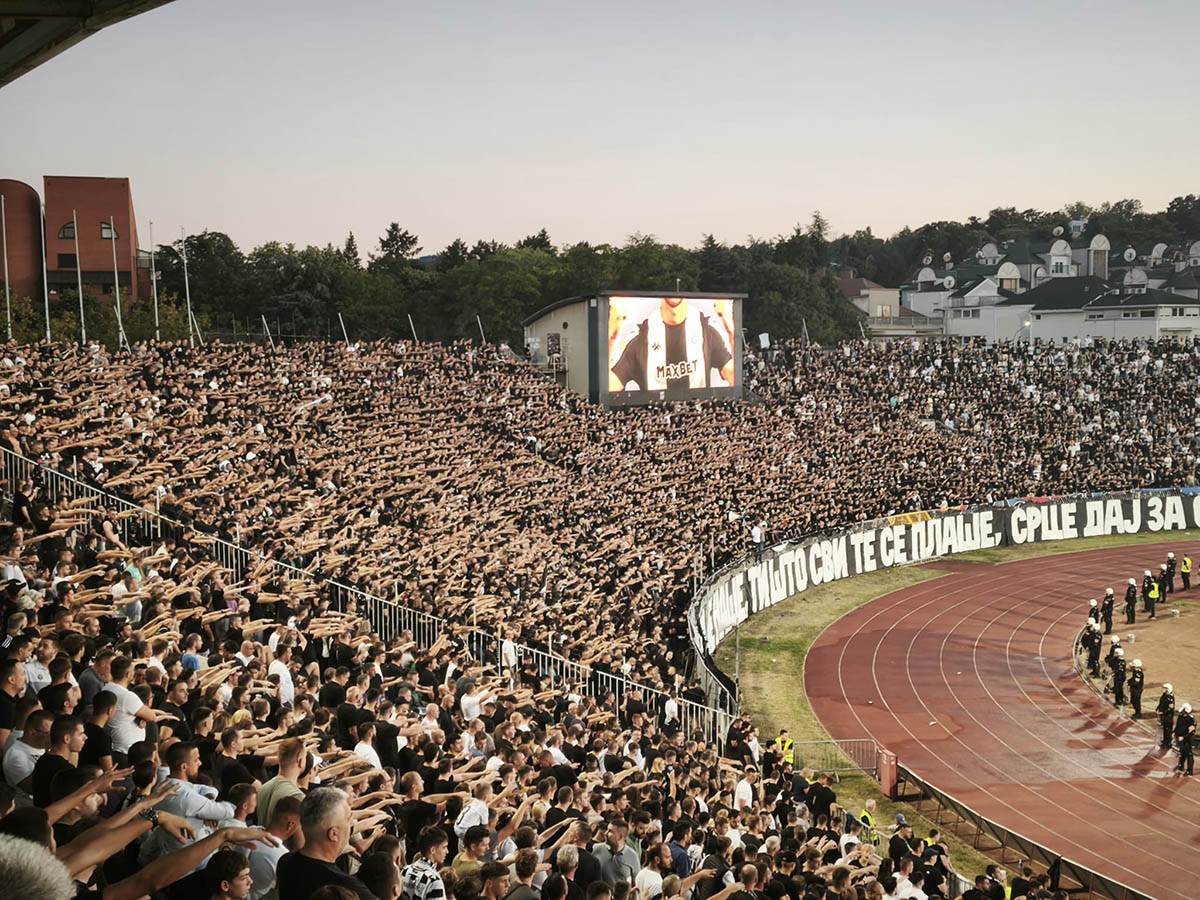 Tribine pred početak meča Partizan - Crvena zvezda (1).jpg