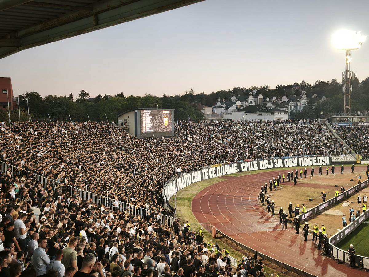Tribine pred početak meča Partizan - Crvena zvezda (6).jpg