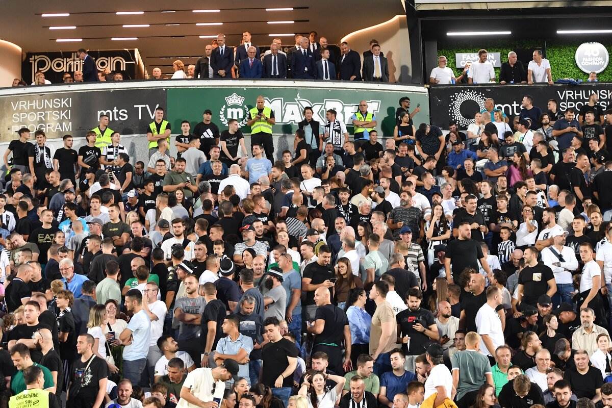 Loža Crvene zvezde na derbiju u Humskoj