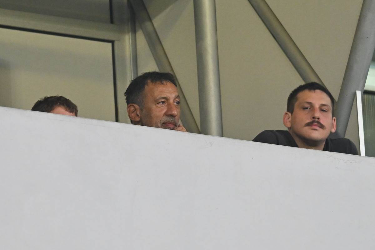 Vlade Divac u loži stadiona Partizana