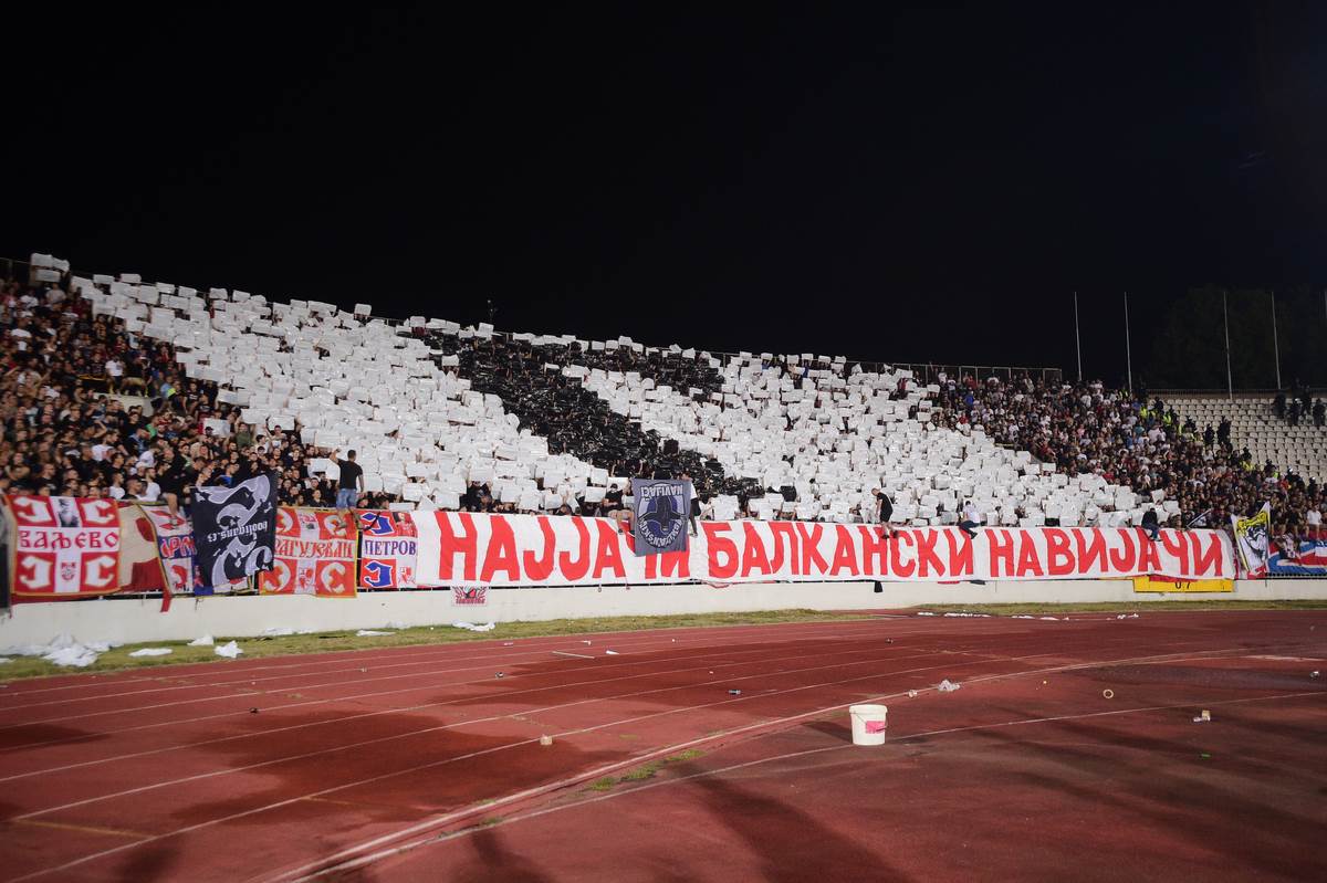 Grobari istakli obeležja Crvene zvezde