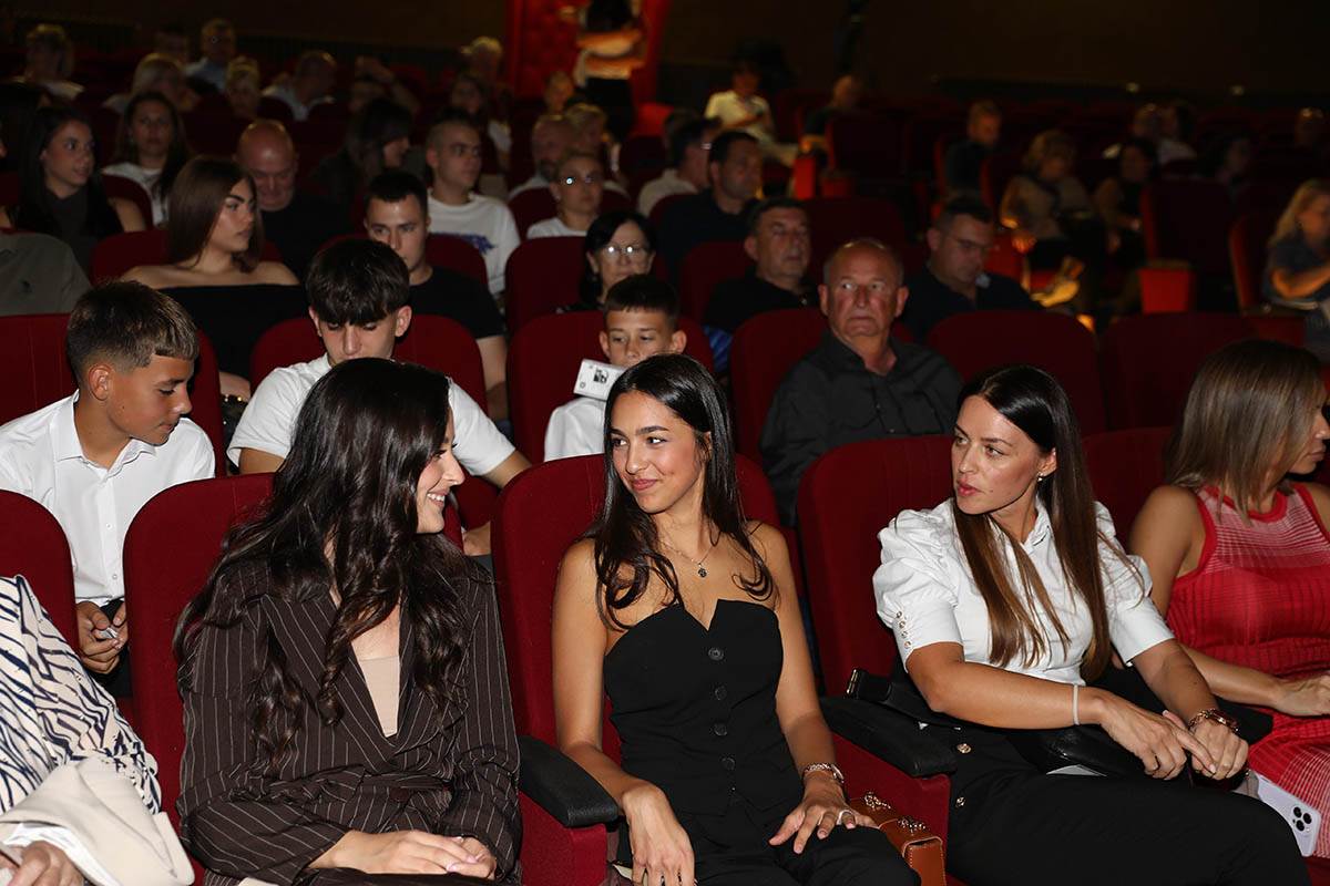 Porodica Darka Radovanovića u Obrenovcu na koncertu u čast njemu (2).jpg