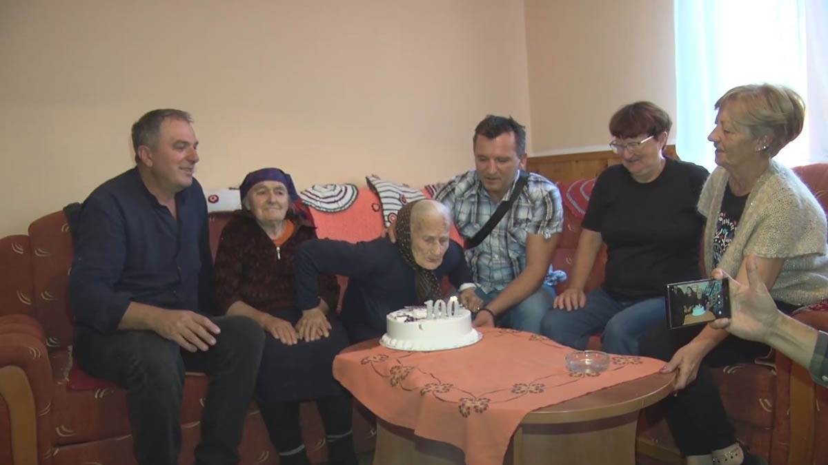 Baka Radmila proslavila 100. rođendan (1).jpg