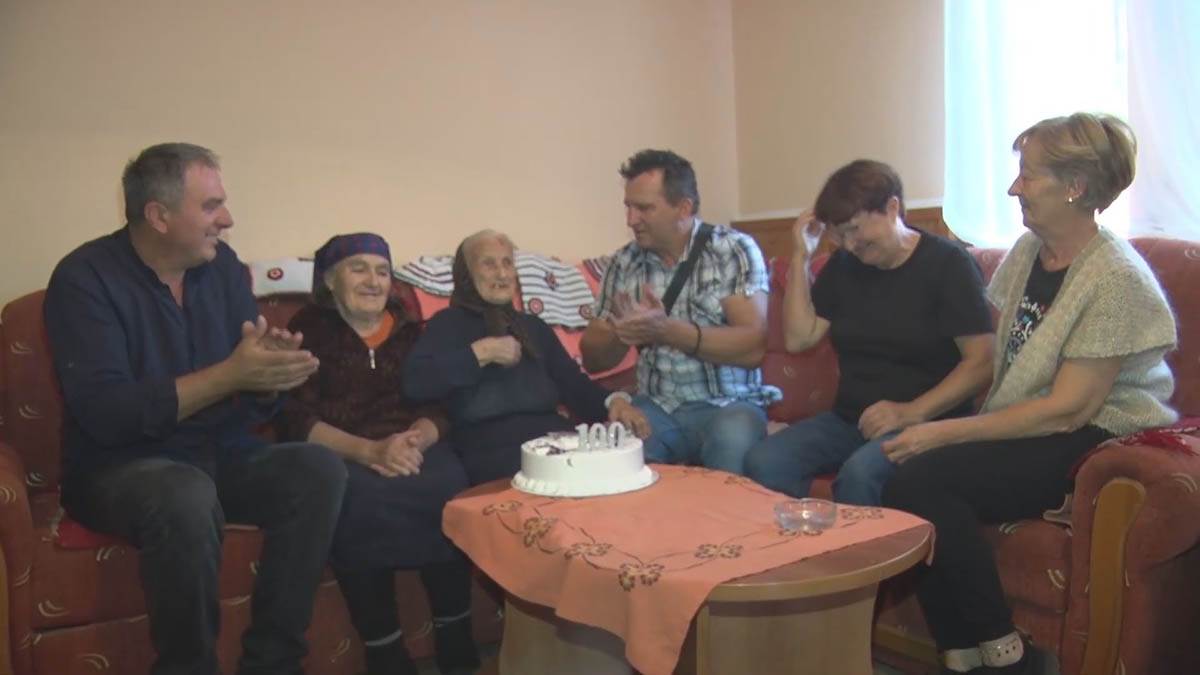 Baka Radmila proslavila 100. rođendan (4).jpg