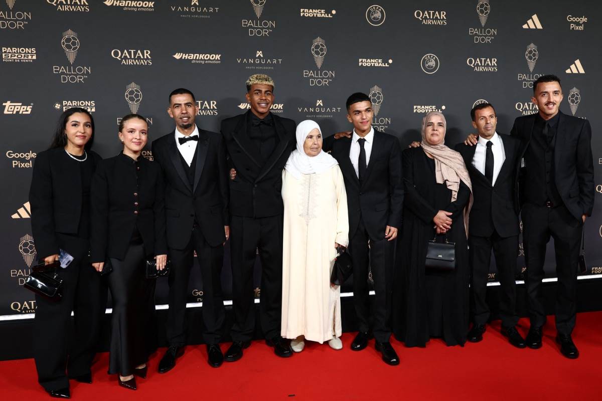 Lamin Jamal sa porodicom na dodeli Zlatne lopte