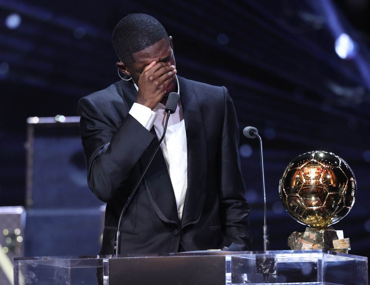 Usman Dembele plače sa Zlatnom loptom u rukama