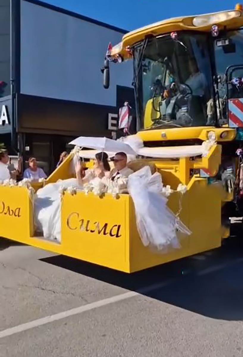 mladenci u Bačkoj Palanci na venčanje stigli kombajnom (2).jpg