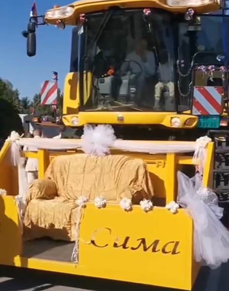 mladenci u Bačkoj Palanci na venčanje stigli kombajnom (3).jpg