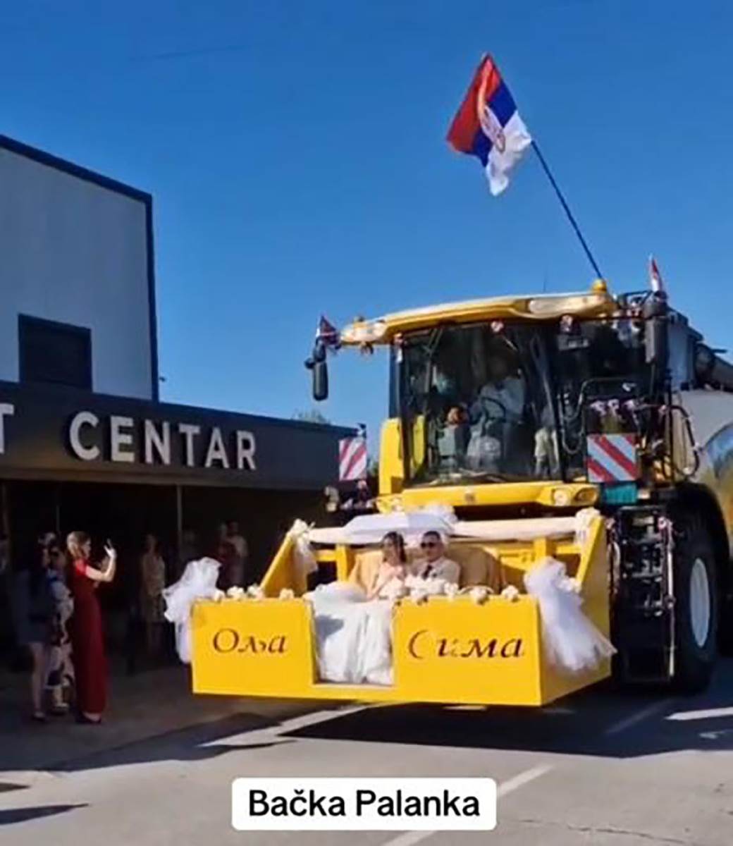 mladenci u Bačkoj Palanci na venčanje stigli kombajnom (6).jpg