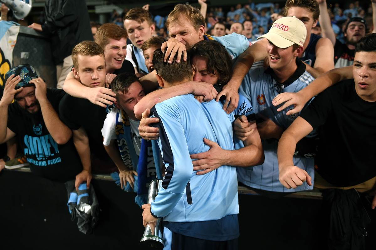 Miloš Ninković slavi sa navijačima Sidneja