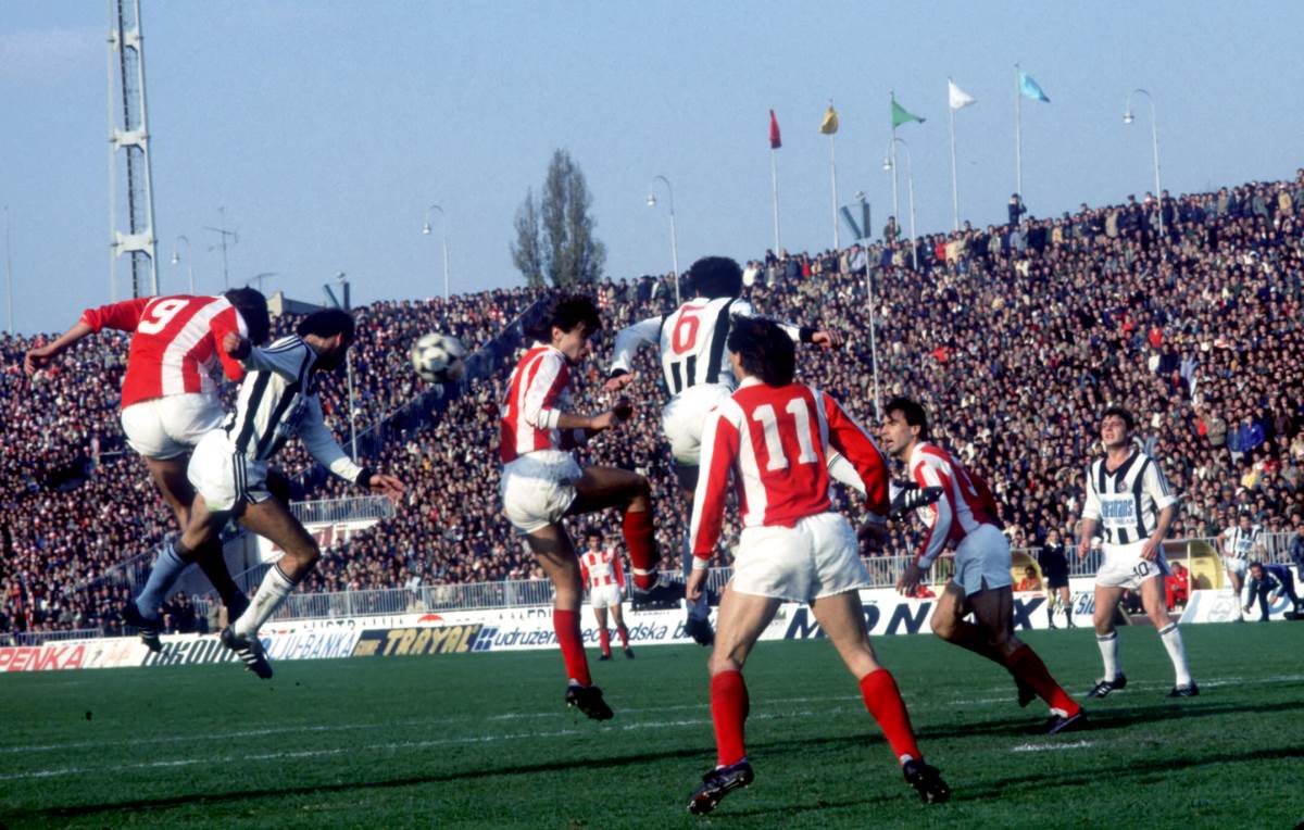 Fudbaler Crvene zvezde Miodrag Krivokapić, poslednji sa desne strane, na meču protiv Partizana.