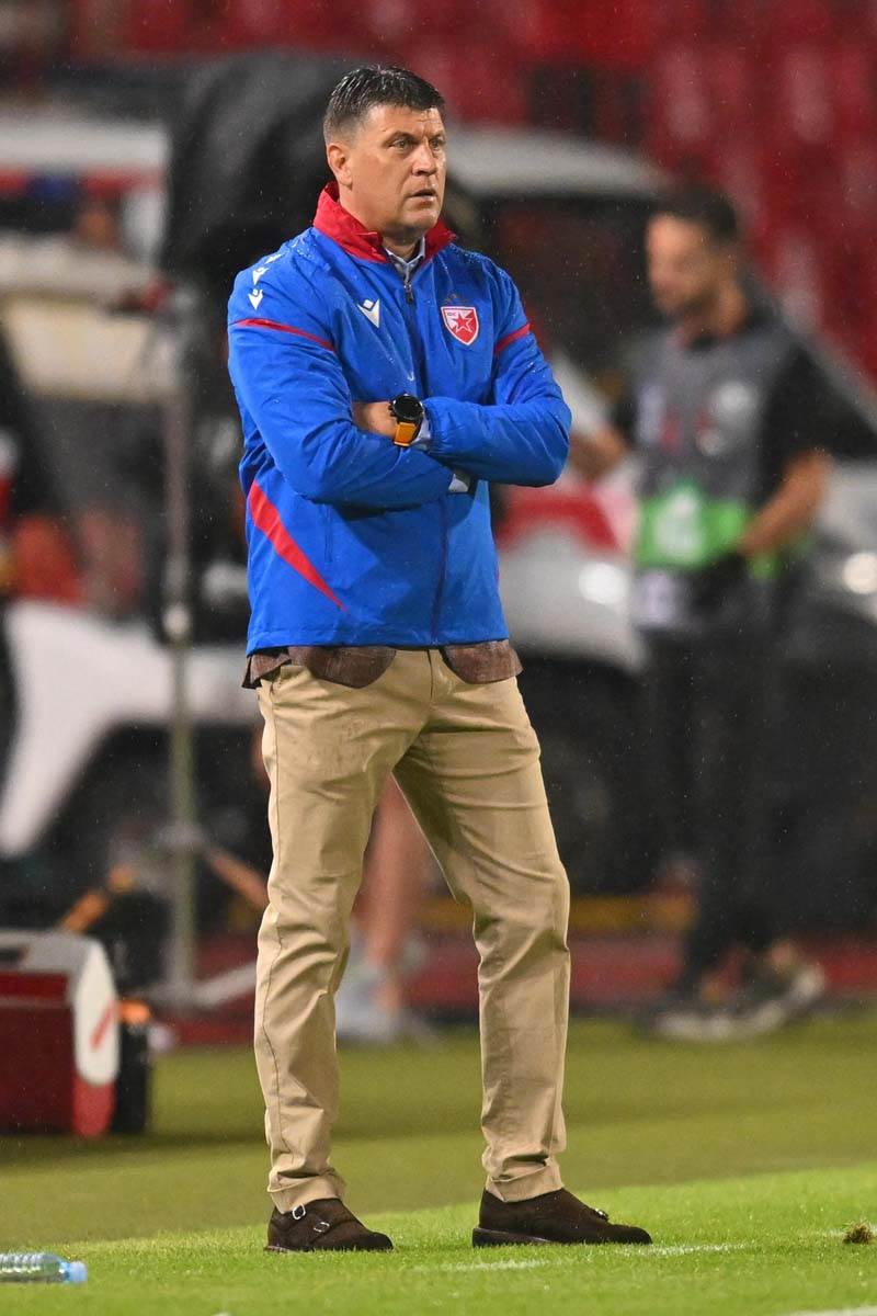Vladan Milojević vodi utakmicu Zvezda Seltik