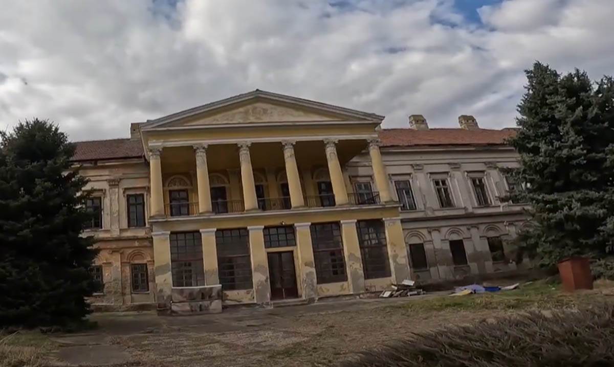 Napusteni dvorac u Novom Miloševu.jpg