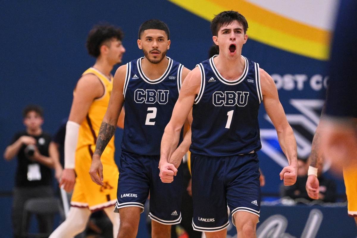 Taran Armstrong slavi koš na koledžu CBU