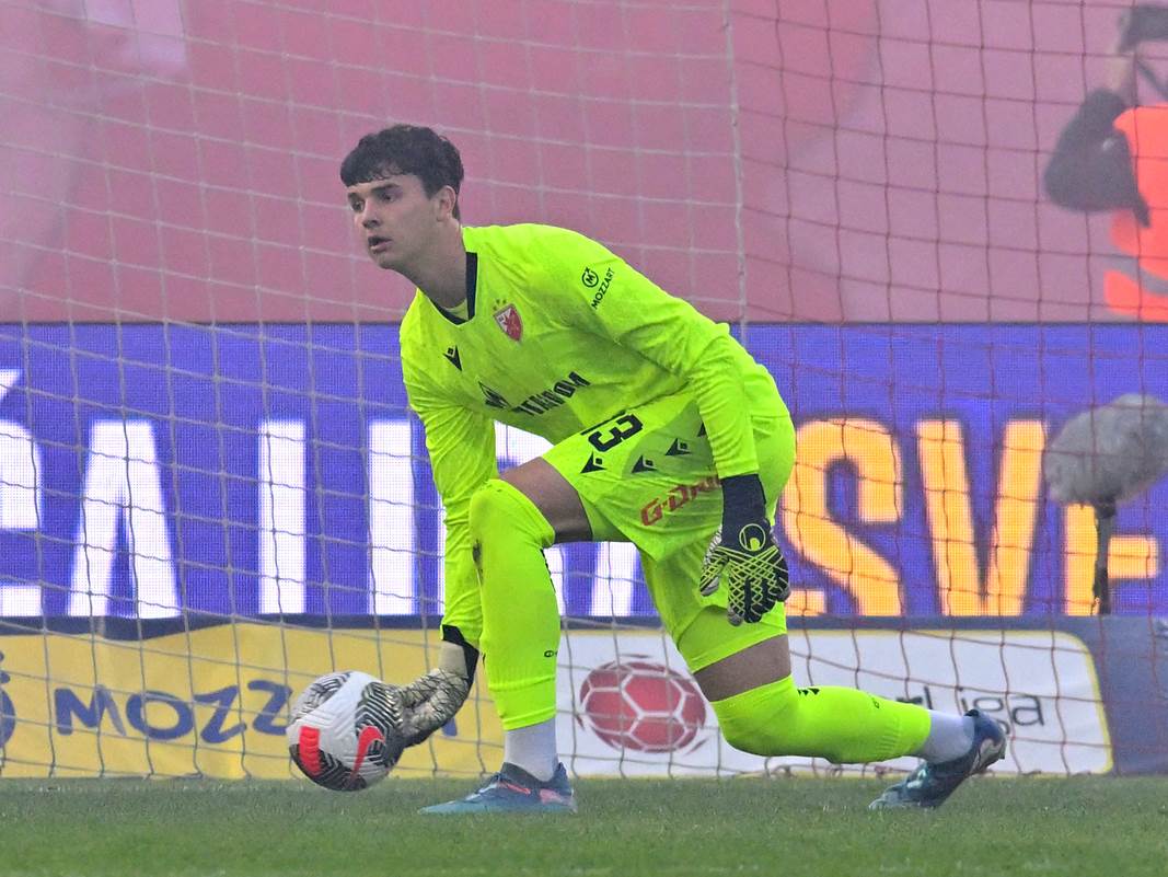 Golman Crvene zvezde Savo Radanović.