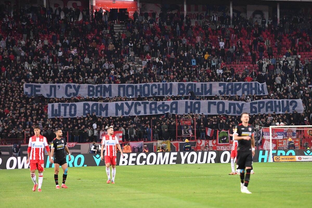 Transparenti navijača Zvezde o Stojkoviću