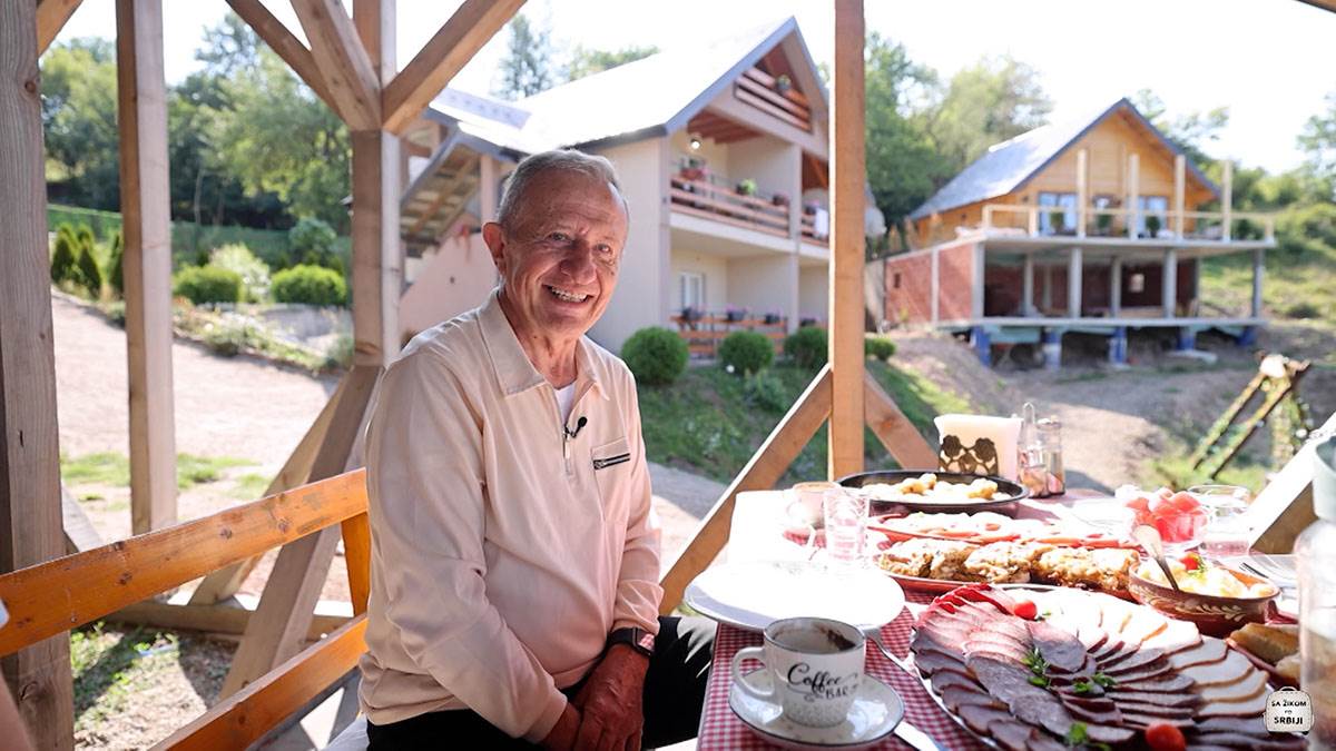 SA-ZIKOM-S03-EP01-SJENICA-02 copy.jpg