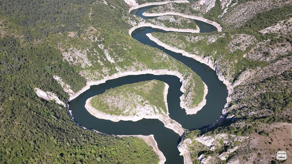 SA-ZIKOM-S03-EP01-SJENICA-06 copy.jpg