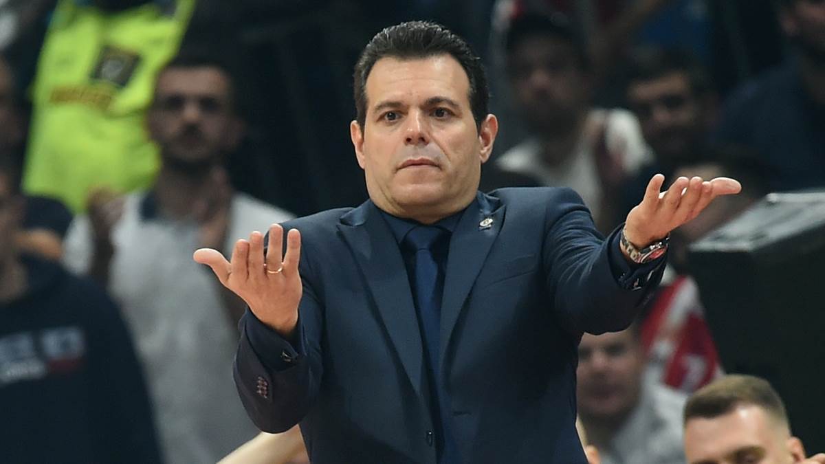 Dimitris Itudis maše rukama.