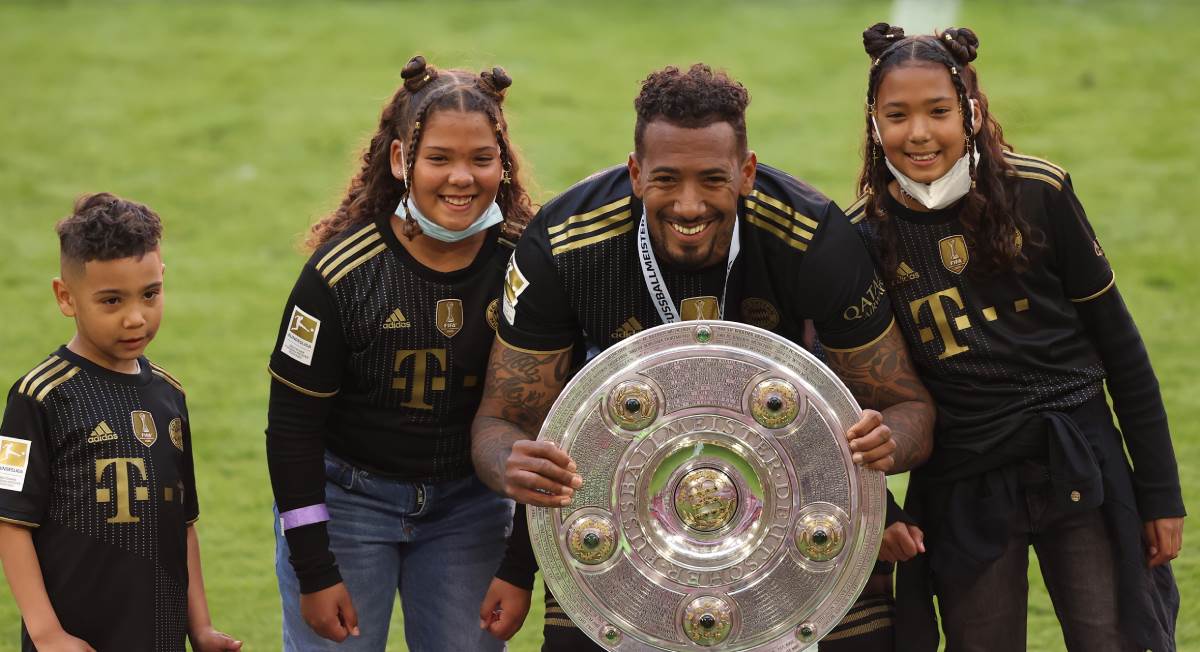 Žerom Boateng drži pehar prvaka Bundesa