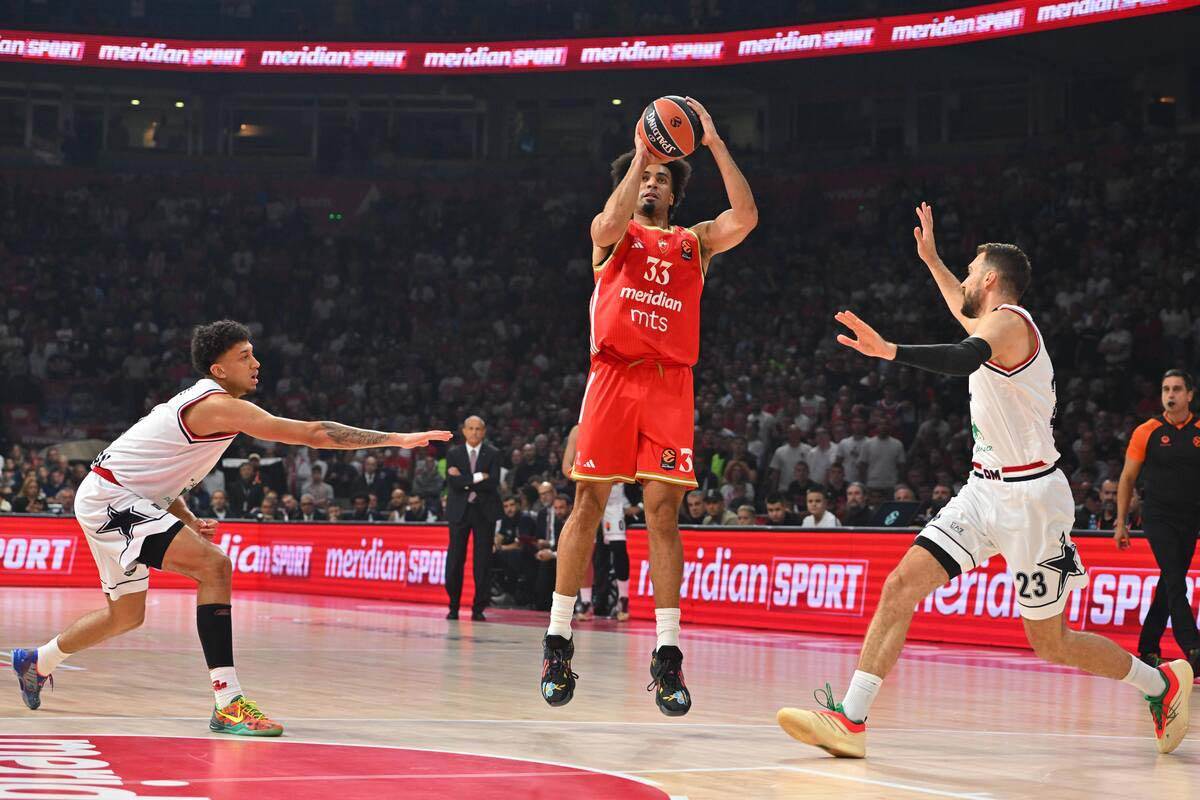 Džordan Nvora šutira trojku na Zvezda Armani