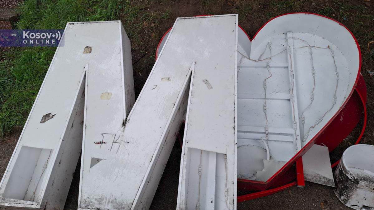 Uklonjen znak Volim K. Mitrovicu  (4).jpg