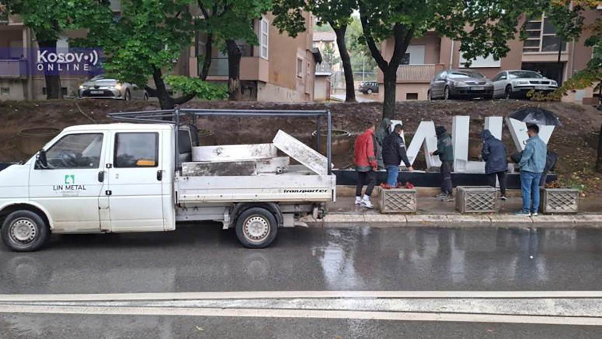 Uklonjen znak Volim K. Mitrovicu  (1).jpg