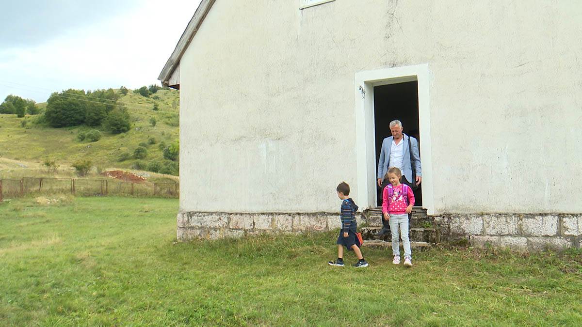 Monika je jedina učenica u školi koja je bila zatvorena punih 25 godina (2).jpg