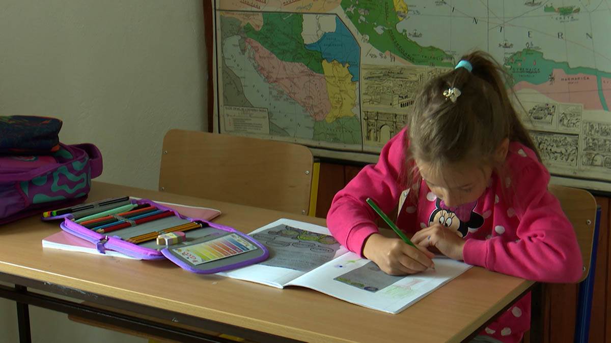 Monika je jedina učenica u školi koja je bila zatvorena punih 25 godina (9).jpg