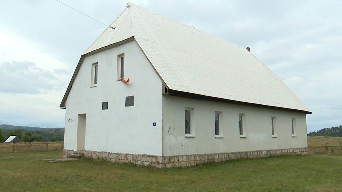 Monika je jedina učenica u školi koja je bila zatvorena punih 25 godina (10).jpg