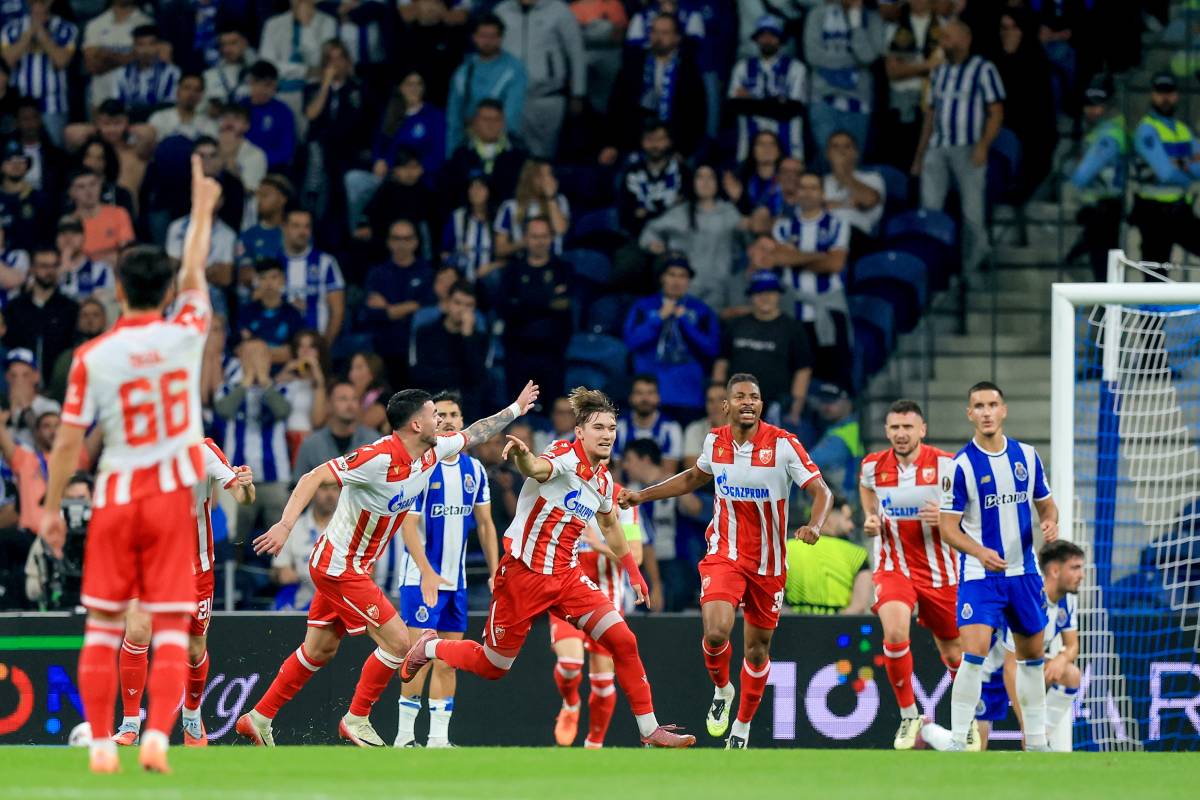 Vasilije Kostov slavi gol na Zvezda Porto