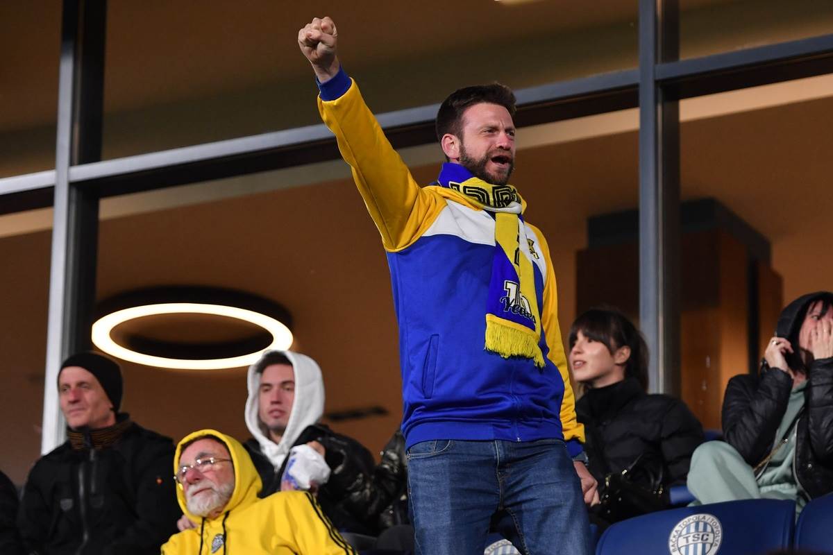 Navijač Makabija u loži na TSC Dinamo Zagreb u Bačkoj Topoli