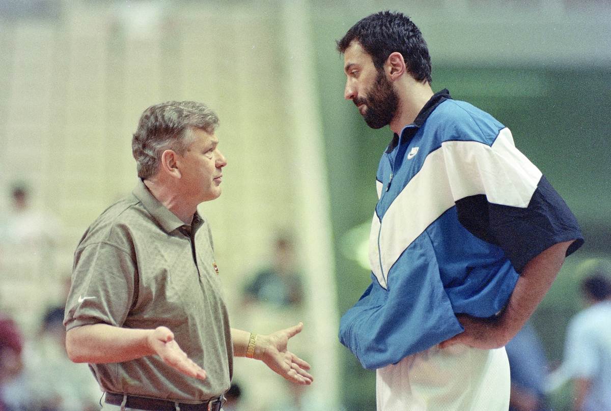 Dušan Duda Ivković i Vlade Divac sa reprezentacijom Jugoslavije