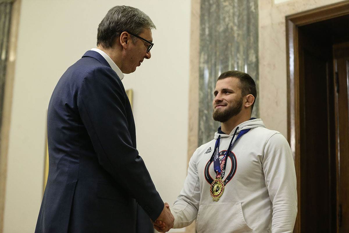 Aleksandar Vučić i Komarov (1).jpg