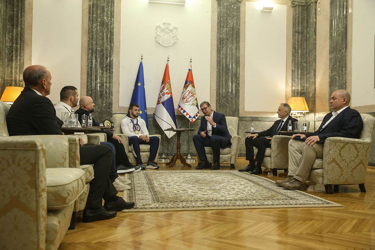 Aleksandar Vučić i Komarov (4).jpg