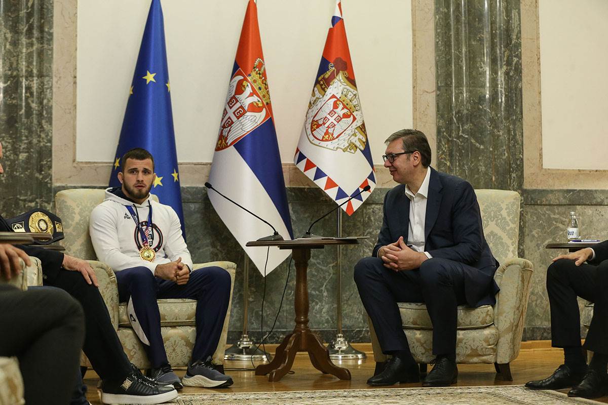 Aleksandar Vučić i Komarov (8).jpg
