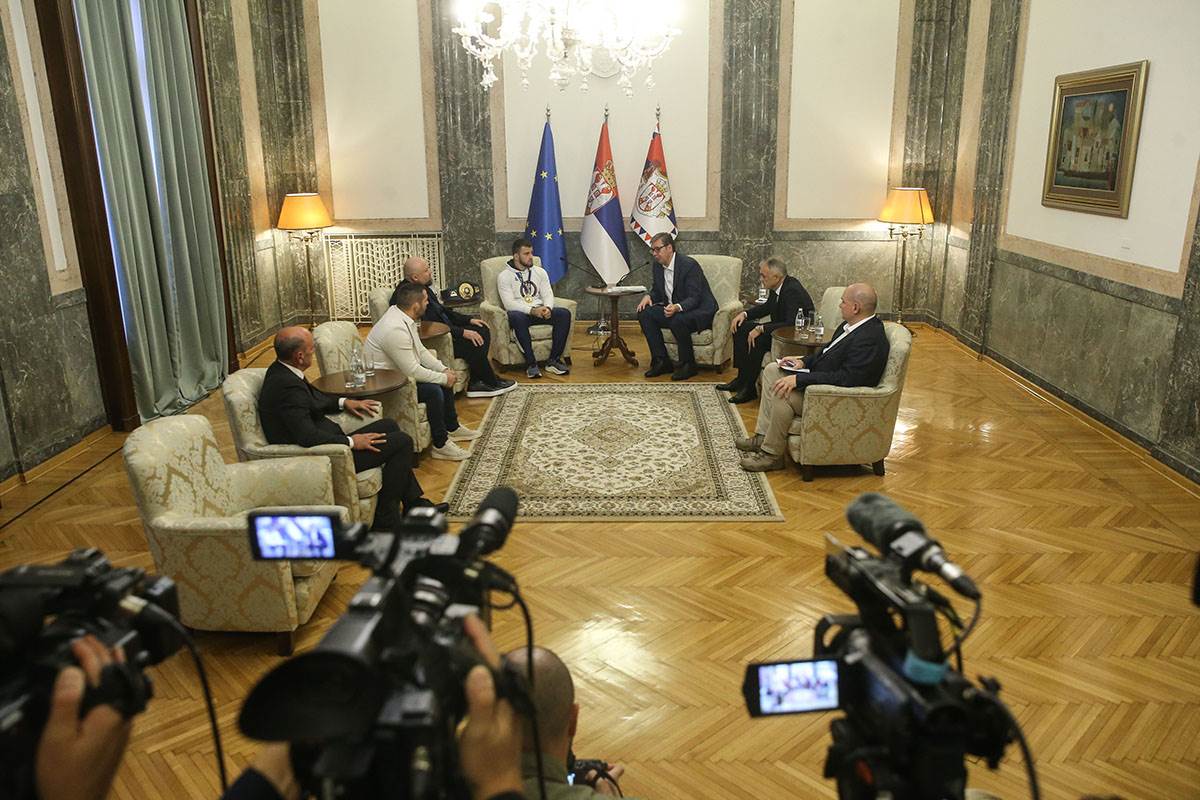 Aleksandar Vučić i Komarov (14).jpg