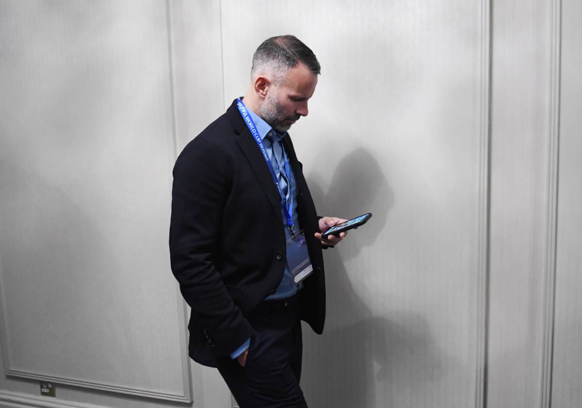 Rajan Gigs gleda u telefon u hodniku