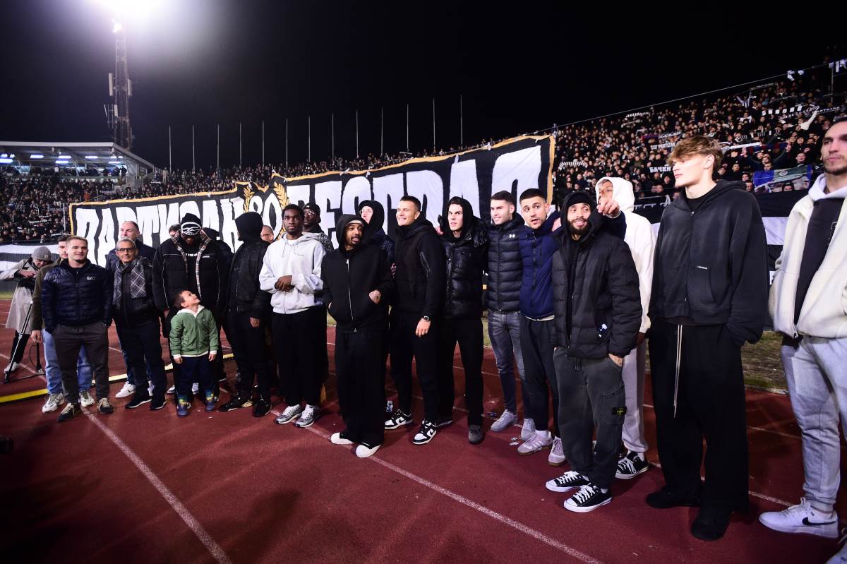 Košarkaši Partizana na stadionu JNA