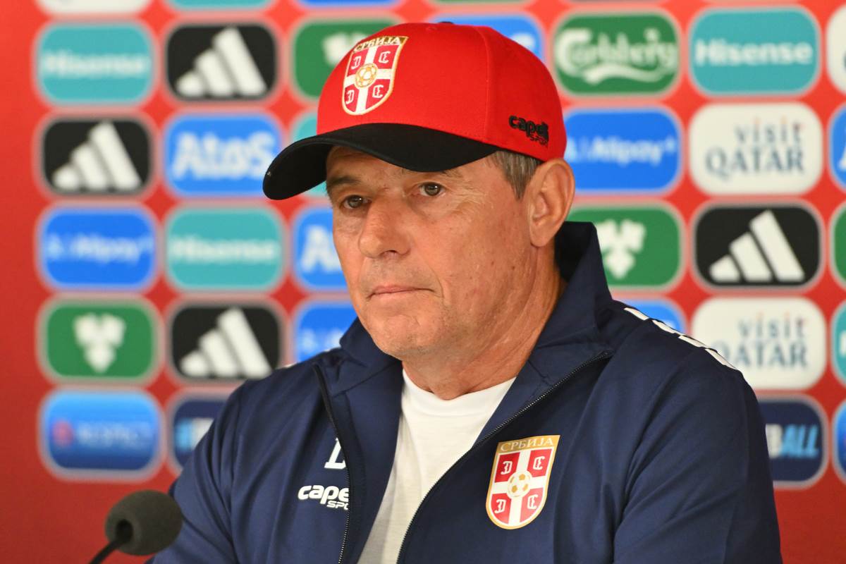 Dragan Stojković Piksi s kačketom Srbije.