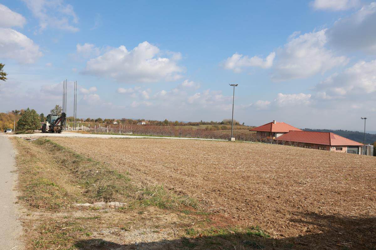 Imanje Nenada Jezdića u selu Zabrdica 2.jpg