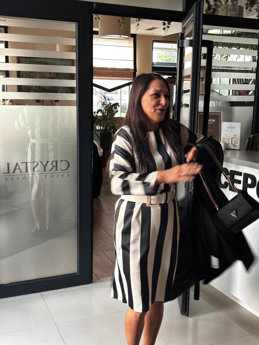 Majka Darka Lazica stigla nasmejana na slavlje (4).jpg